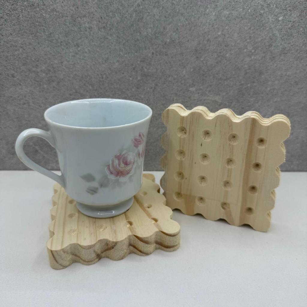 Kit Jogo de Pires de Madeira Pinus em Formato de Biscoito Quadrado 10x10 - Mesa Posta - SEM VERNIZ