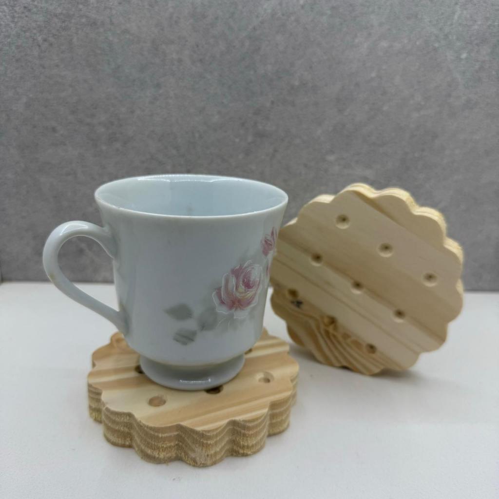 Kit Jogo de Pires de Madeira Pinus em Formato de Biscoito Redondo 10x10 - Mesa Posta - SEM VERNIZ