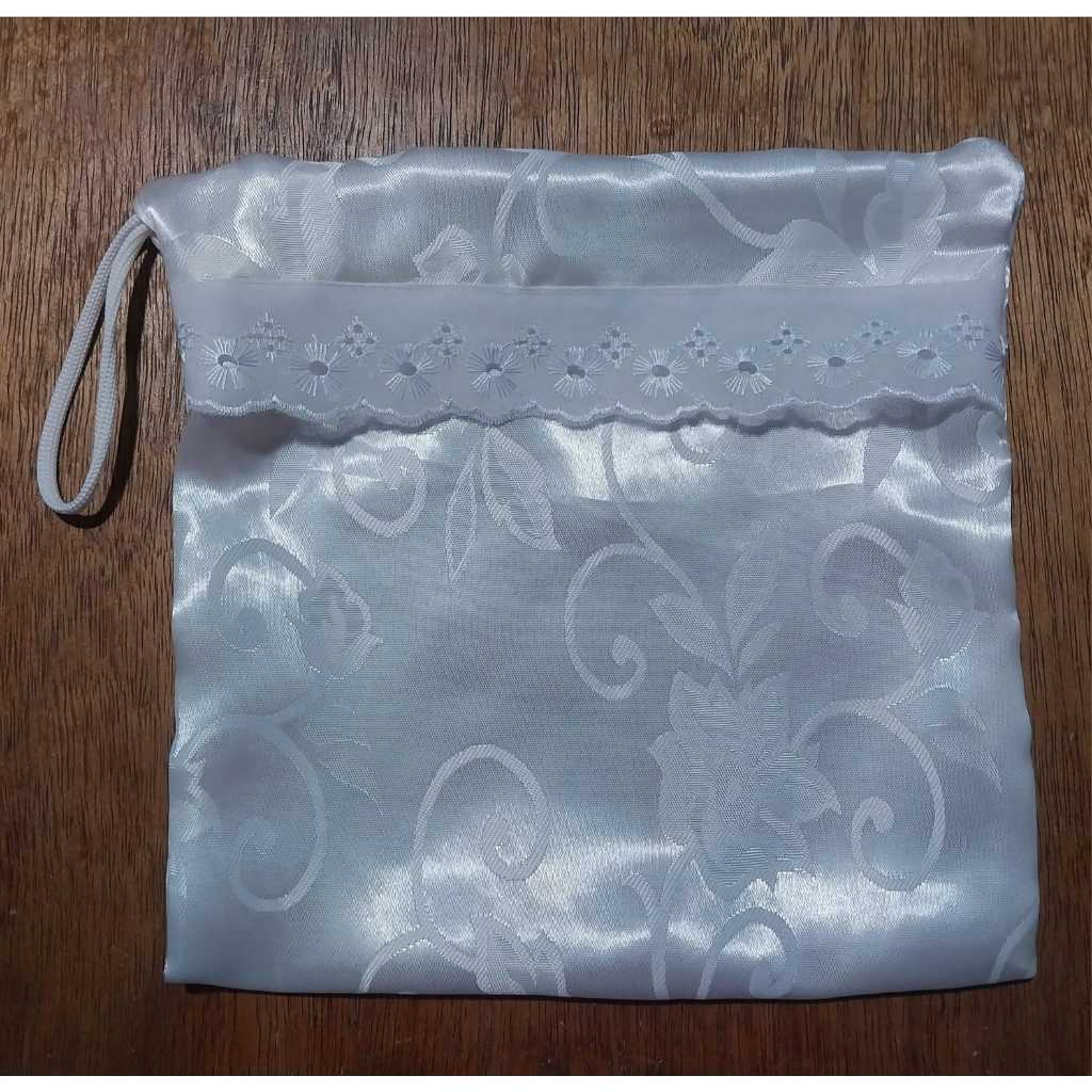 SAQUINHO/BOLSINHA PORTA GUIA/ENTIDADES 30X30 - CETIM BROCADO BRANCO COM BORDADO INGLÊS - UMBANDA E CANDOMBLÉ