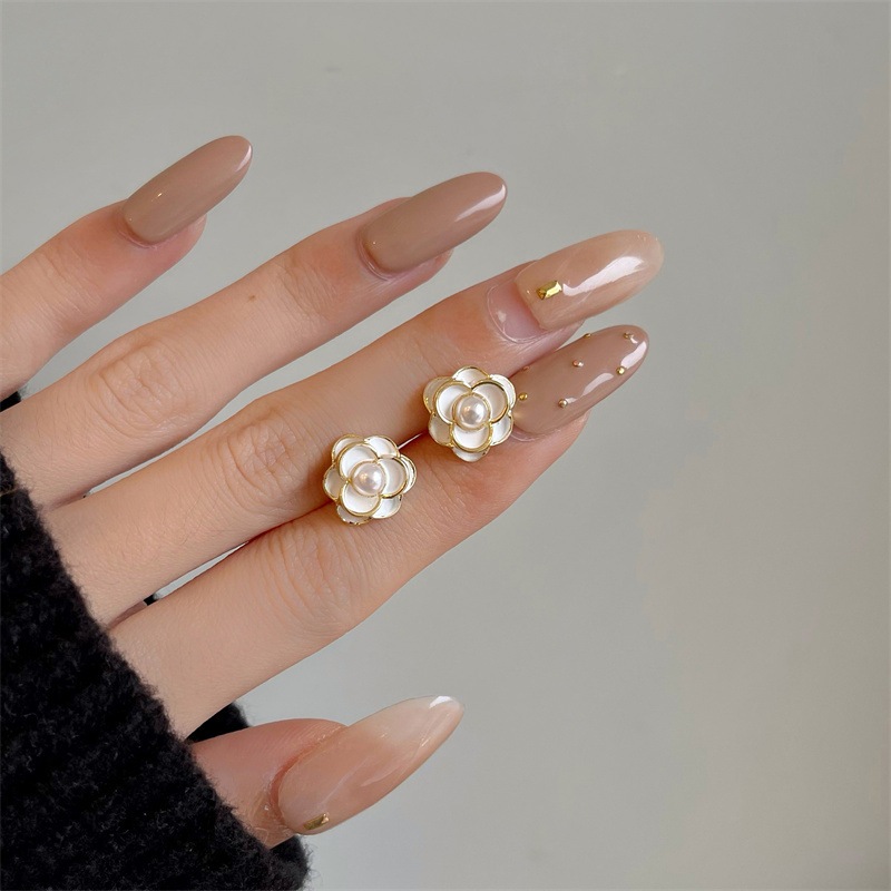Brinco Feminino Flor Rosa Branca Dourado Pérola Delicado Bijuteria Moda Festa Presente Orelha Elegante — imagem 2 de 2