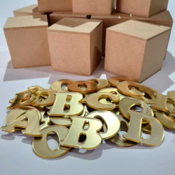 Kit cubos mdf cru 5 cm + letras em acrílico dourado 3 cm de altura (5 a 12 unidades)