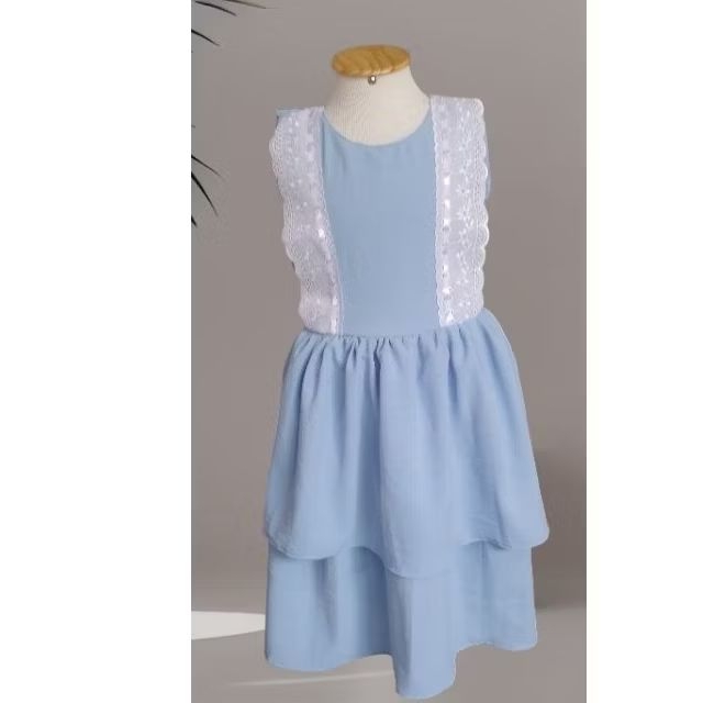 vestido infantil azul claro em crepe duna com babados e detalhes em bordado inglês.