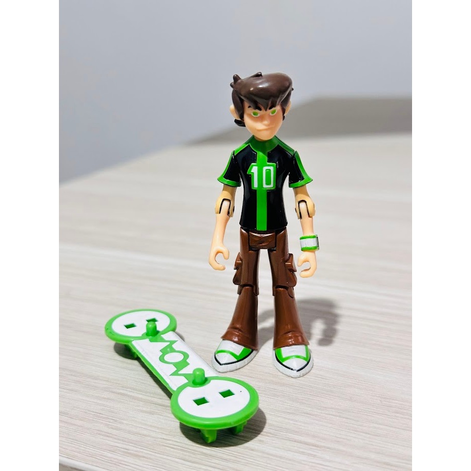 Boneco Ben Tennyson Ben 10 Omniverse com Skate Original Bandai Usado