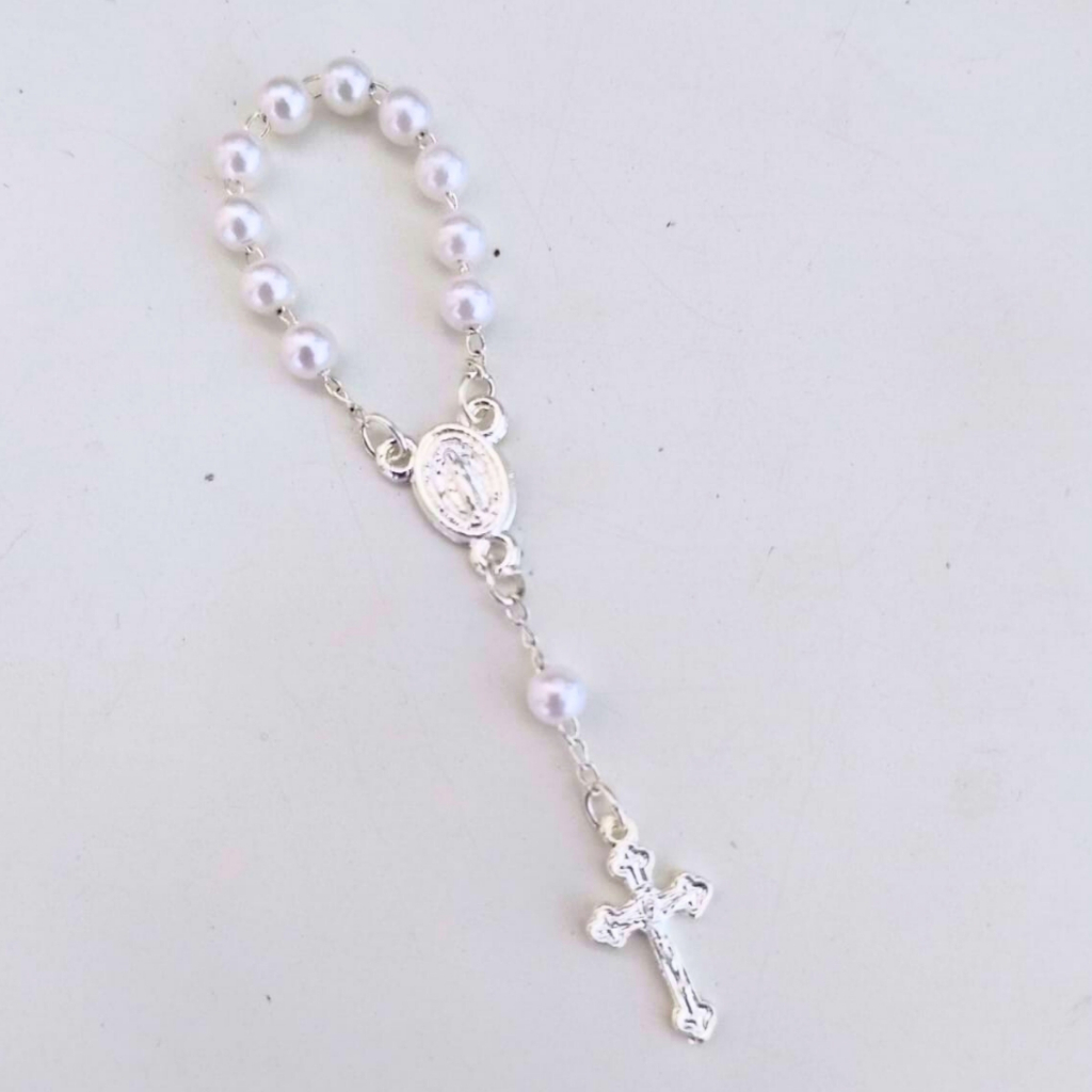 Kit Mini Terço Pérola para Lembrancinhas Branco com Prata Batizado Casamento Comunhão