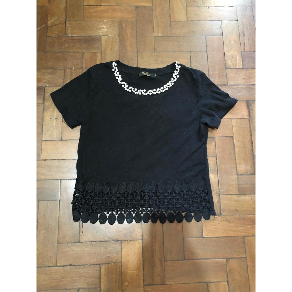 Brechó - Blusa preta cropped com detalhes de renda e pérola algodão desapego - Tamanho M - bom estado de conservação