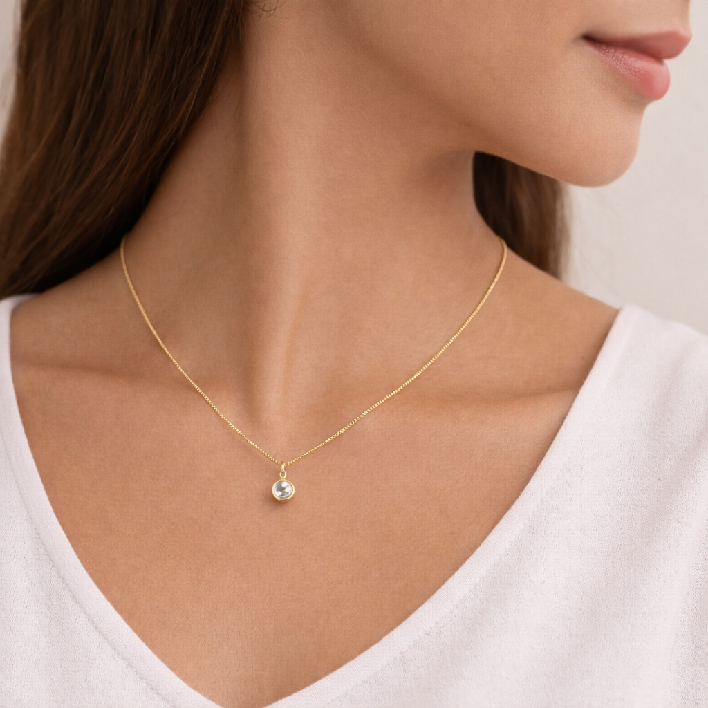 Colar Feminino Curto Com Corrente Veneziana E Pedra Central Redonda Clean Semijoia Banho De Ouro 18K