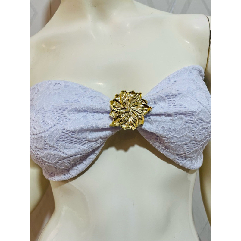 Top Tomara que Caia em Renda Top em renda branca com aplicação floral dourada no centro