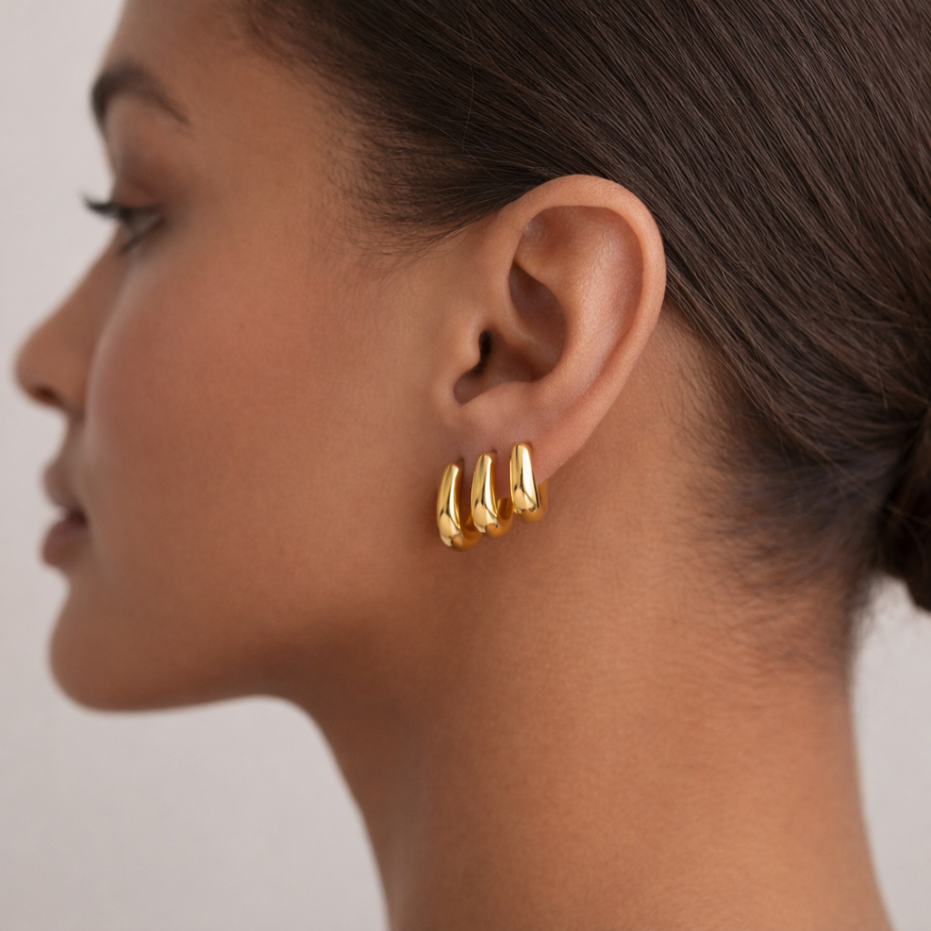 Brinco Dourado Moderno Com Três Argolas Design Contemporâneo Brilho Intenso Folheado A Ouro 18K