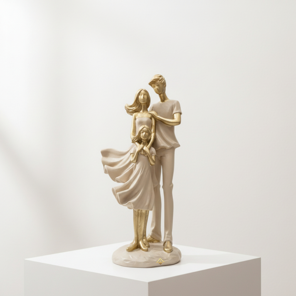 Estátua Família Abençoada Casal com 1 Filha 26cm em Gesso Premium Objeto Decorativo Simbolismo Amor e União