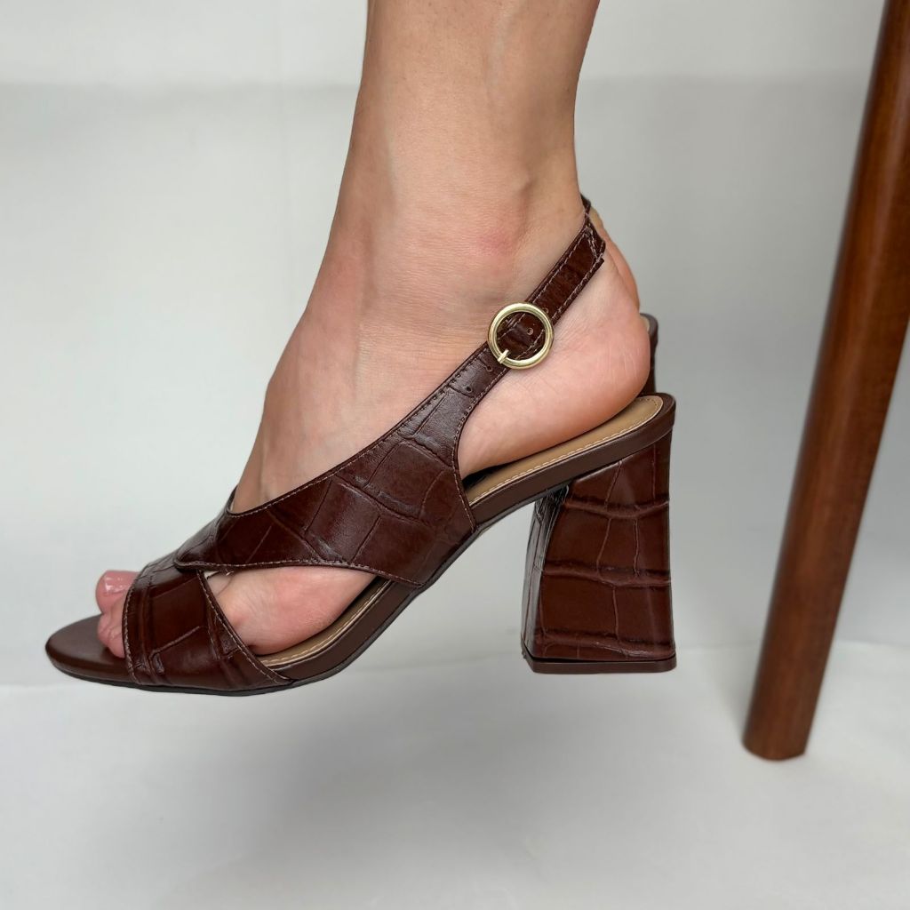 Sandália Flora Feminina em Couro Legítimo – Salto Bloco 9cm Elegante e Confortável