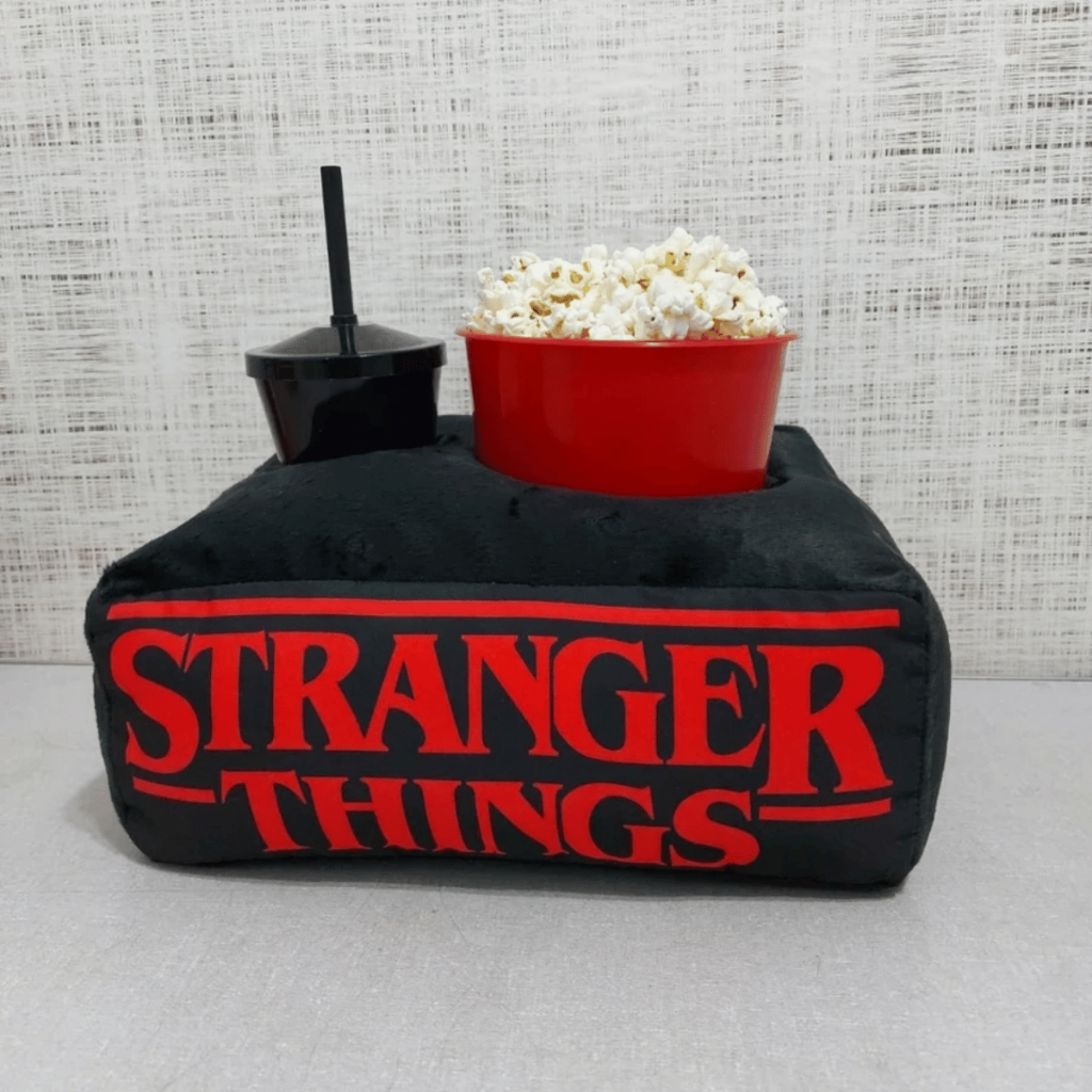 Kit Cinema Almofada Personalizada Stranger Things + Balde de Pipoca + Copo com Tampa Cores Sortidas