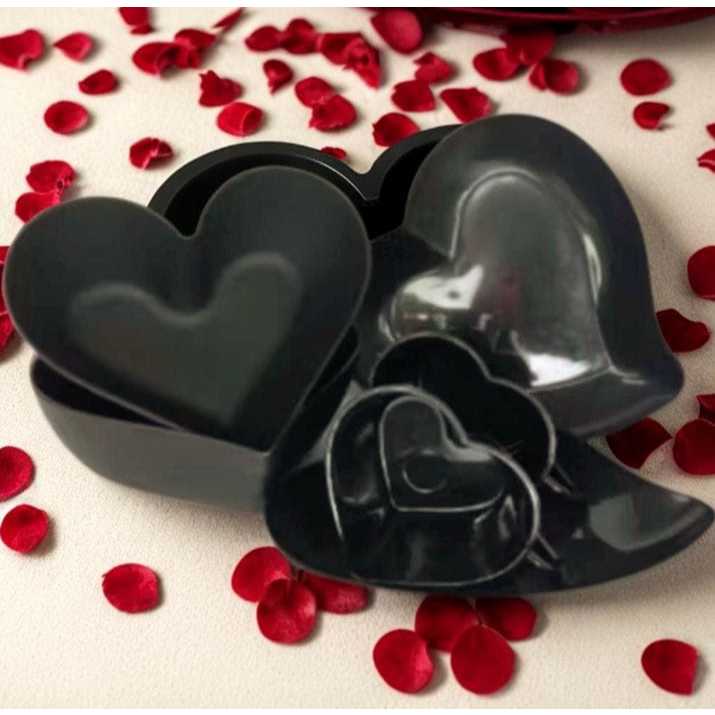 Kit Café da manhã  Coração, Prato sobremesa + Xícara + Petisqueira;(Plástico/Acrílico). Cesta.