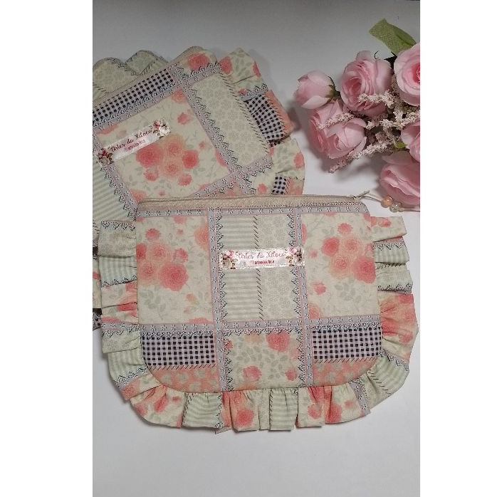 Nescessaire bolsinha com babado e alça estampada fechamento com Zíper e acabamento c/ miçangas no puxador.