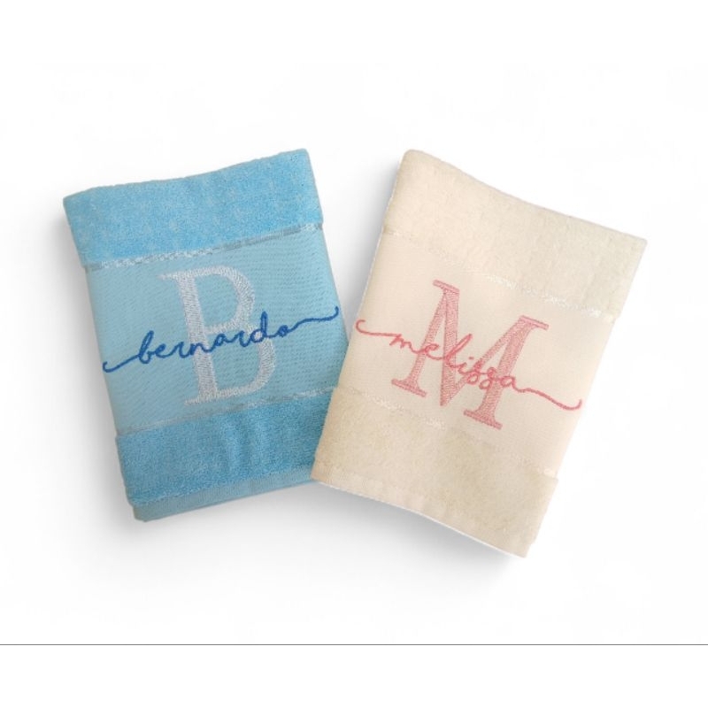 Toalha Volta as aulas com inicial e nome bordado.