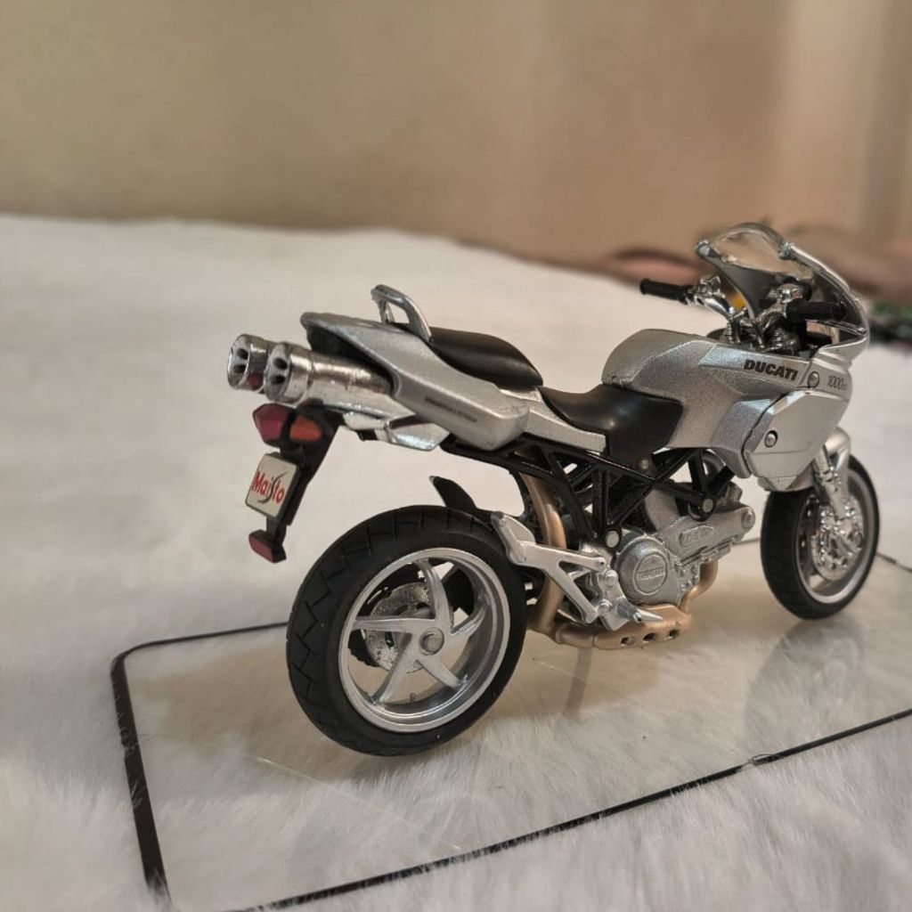 Miniatura Moto Ducati 1000 DS Multistrada Maisto Escala 1:18 - Prata