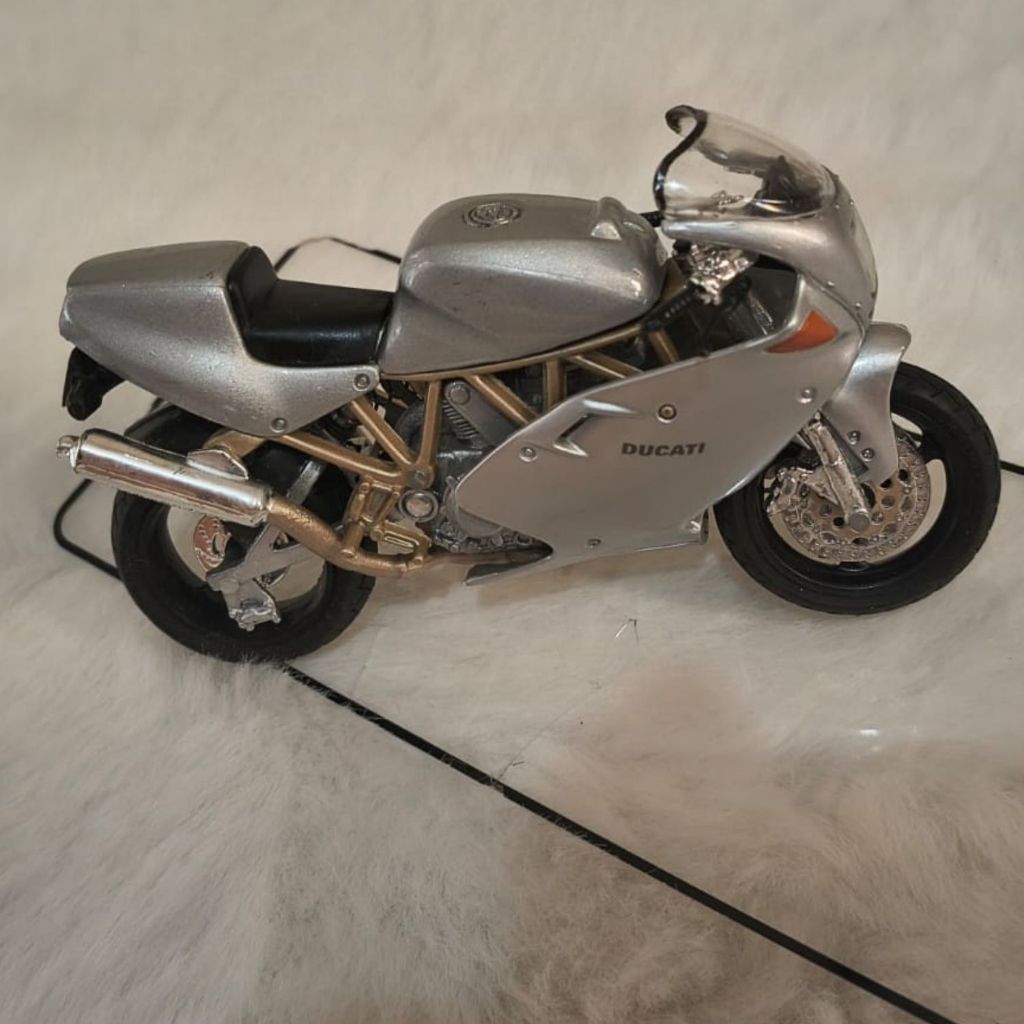 Miniatura Moto Ducati Supersport 900 FE Maisto/Bburago Escala 1:18 - Prata