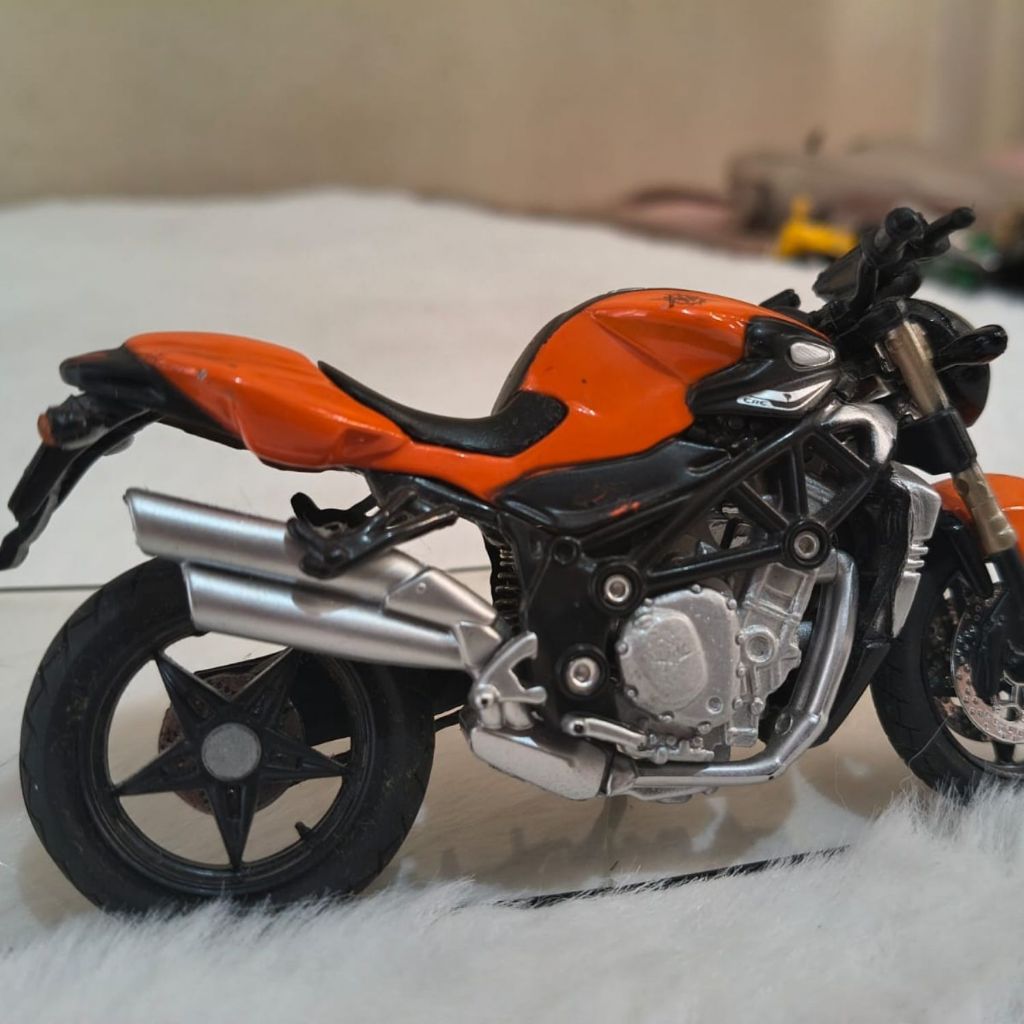 Miniatura Moto MV Agusta Brutale S Maisto Escala 1:18 - Laranja