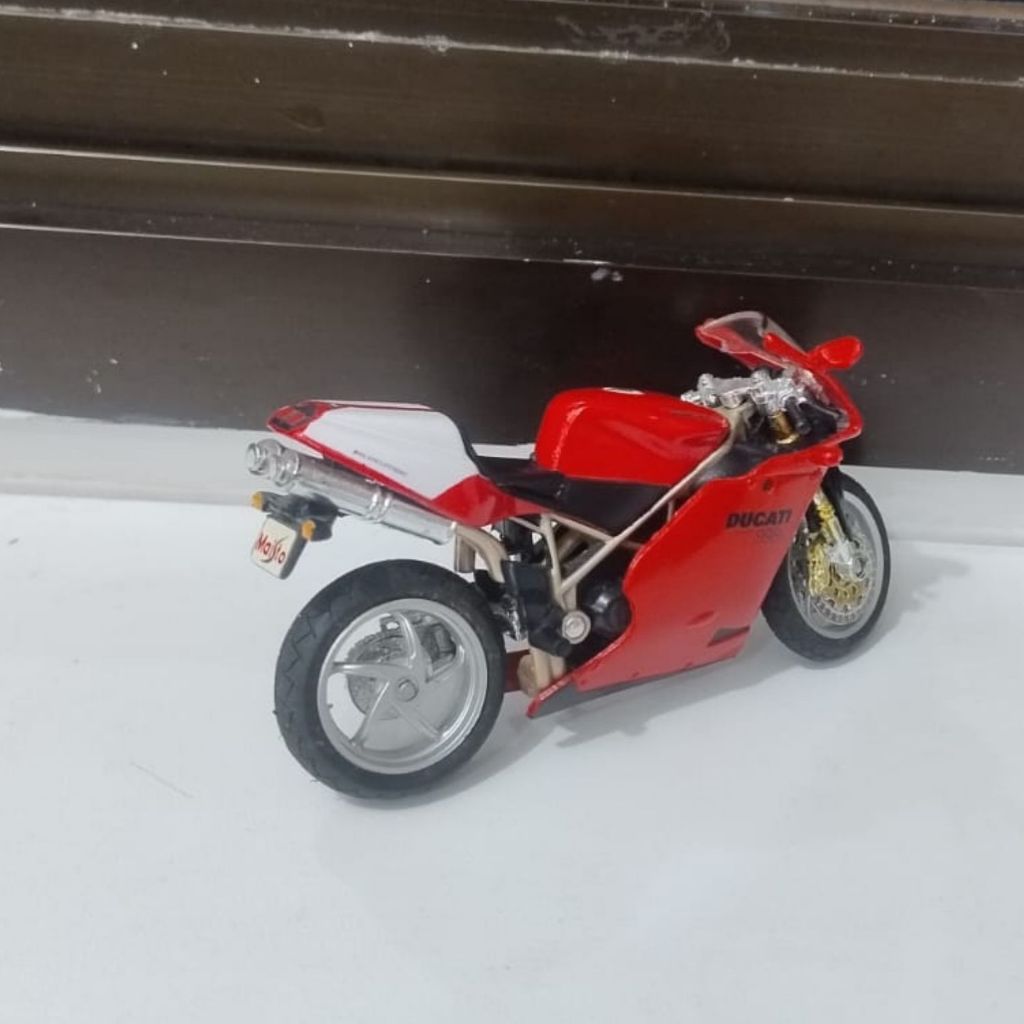 Miniatura Moto Ducati 998R Maisto/Bburago Escala 1:18 - Vermelha