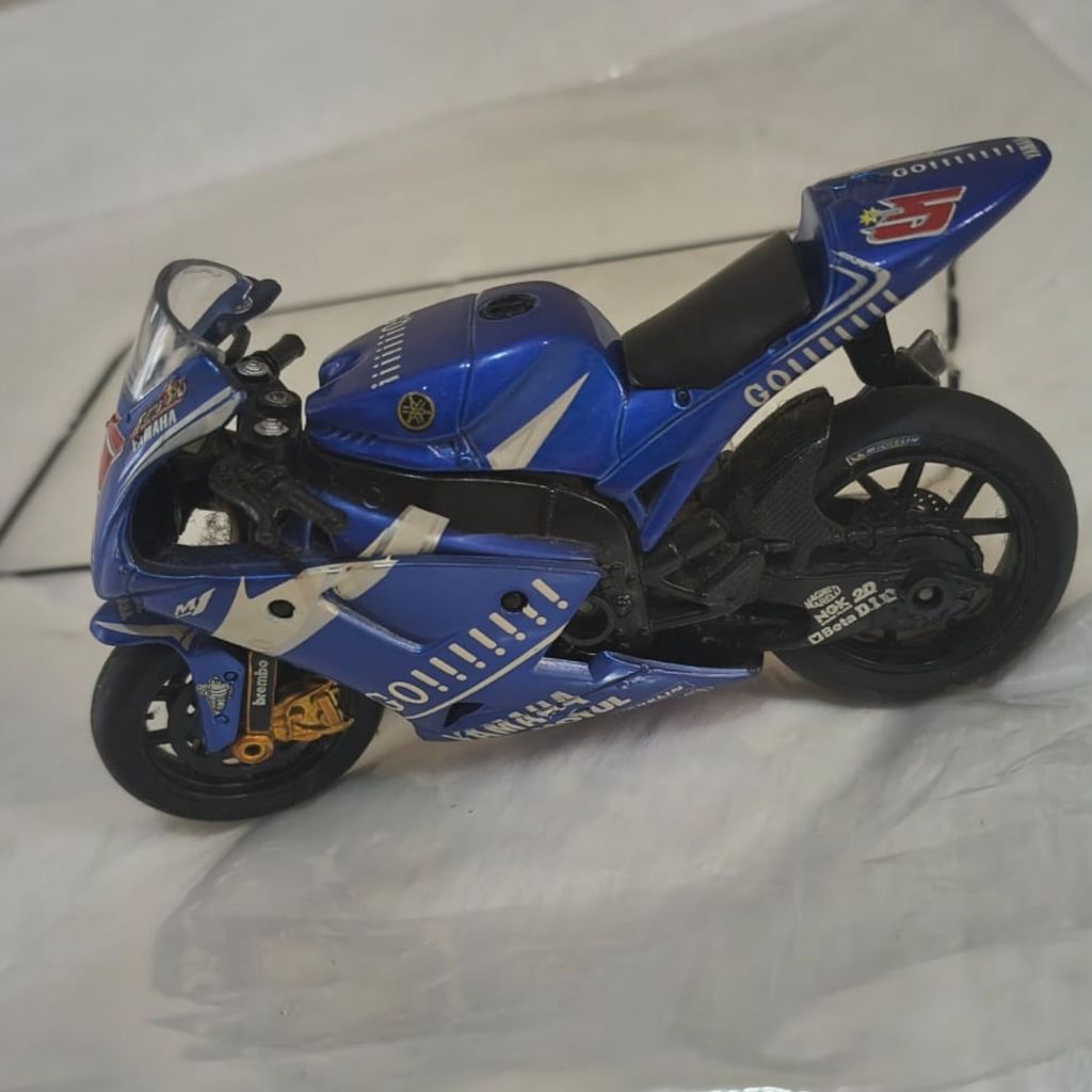 Modelo: Yamaha YZF-R1(estilo MotoGP / Racing) Marca da moto real: Yamaha  Cor: Azul com detalhes brancos e pretos coleçã