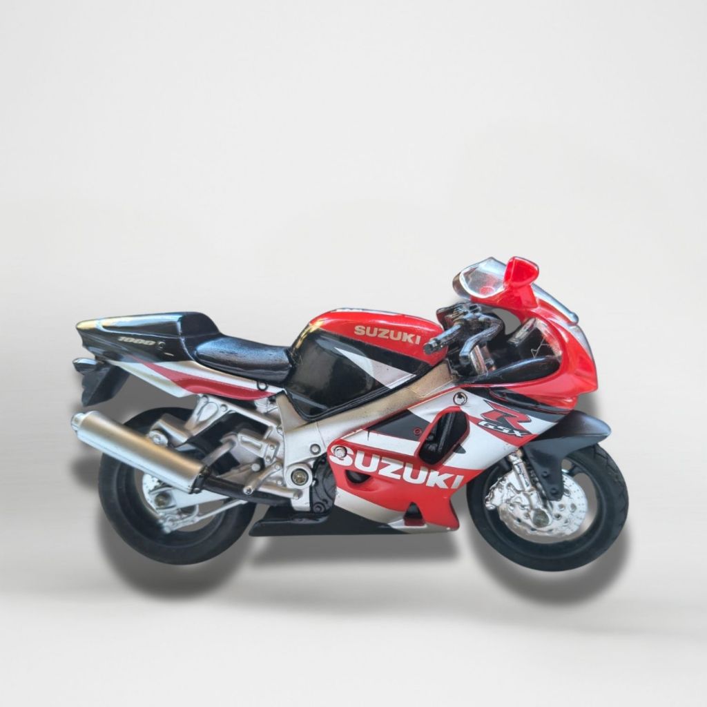 Miniatura Suzuki GSX-R 1000  Cor: Vermelha, branca e preta  Categoria: Superbike / Esportiva COLECIONÁVEL