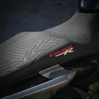 Capa banco de moto emborrachada 3D Preta universal CB300 em Oferta na Shopee