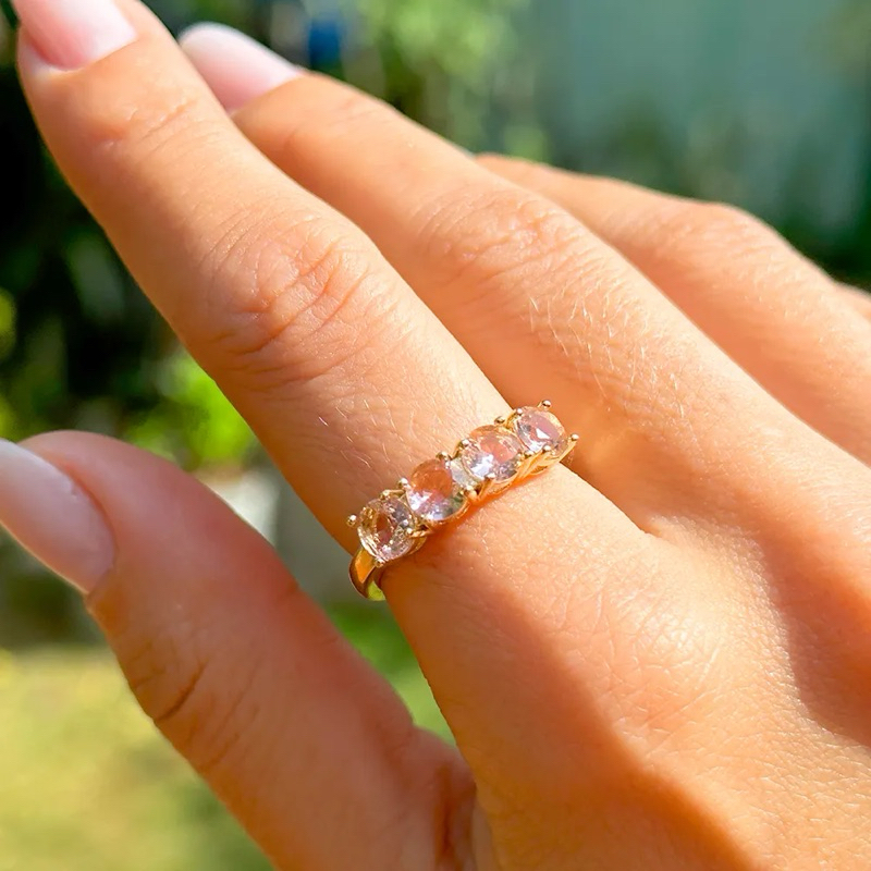 Anel Meia Aliança Pedras Grandes com Cristal Rodolita Redondo Banho de Ouro 18K Acessório Elegante Casual