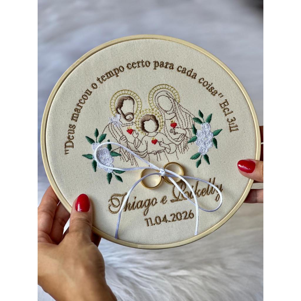 Bastidor Porta-Alianças Sagrada Família Bordado com Nome, Data e Versículo em Oferta na Shopee