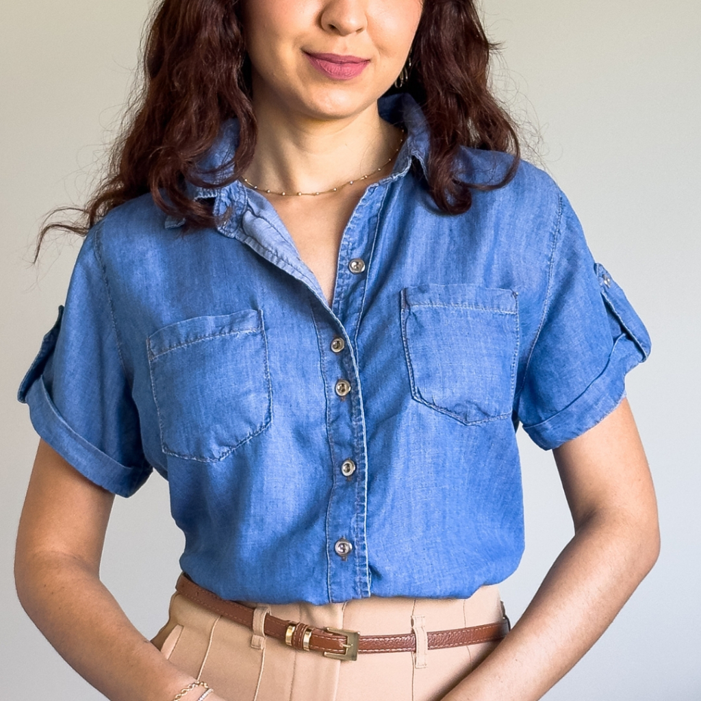 Camisa camisete jeans feminina manga curta e dobrada com bolsos e botões em Oferta na Shopee