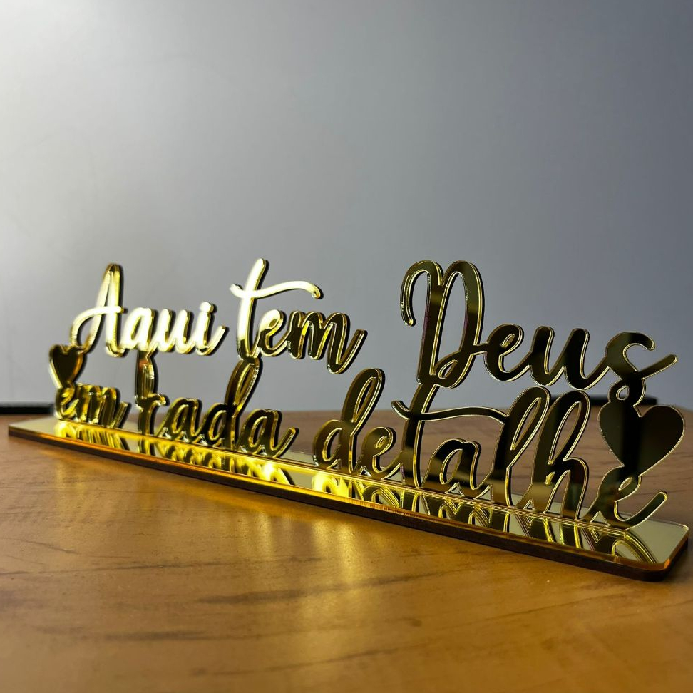 Frase Decorativa: Aqui tem Deus em Cada Detalhe - Decoração Estante - Acrílico Espelhado - Presente em Oferta na Shopee