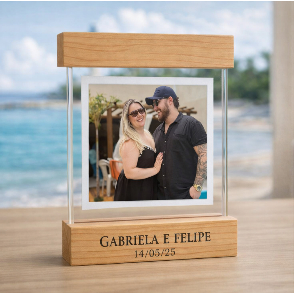 Porta Retrato c/ Base Madeira e Acrílico (com sua foto) Presente Romântico | Decorativo em Oferta na Shopee