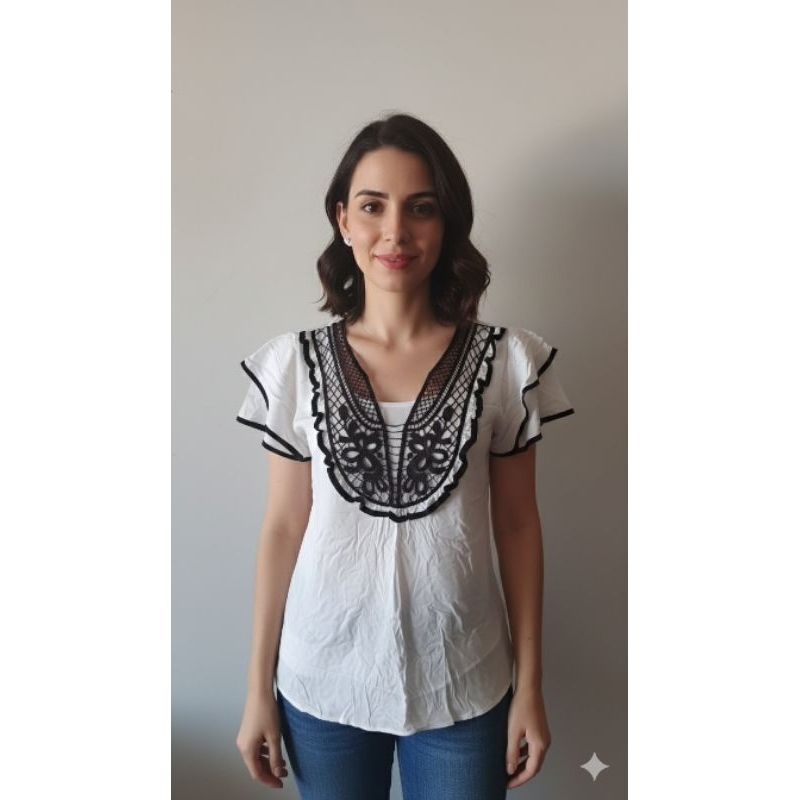 BRECHO Blusa Feminina Branca com Renda Guipir e Manga Princesa Tam G