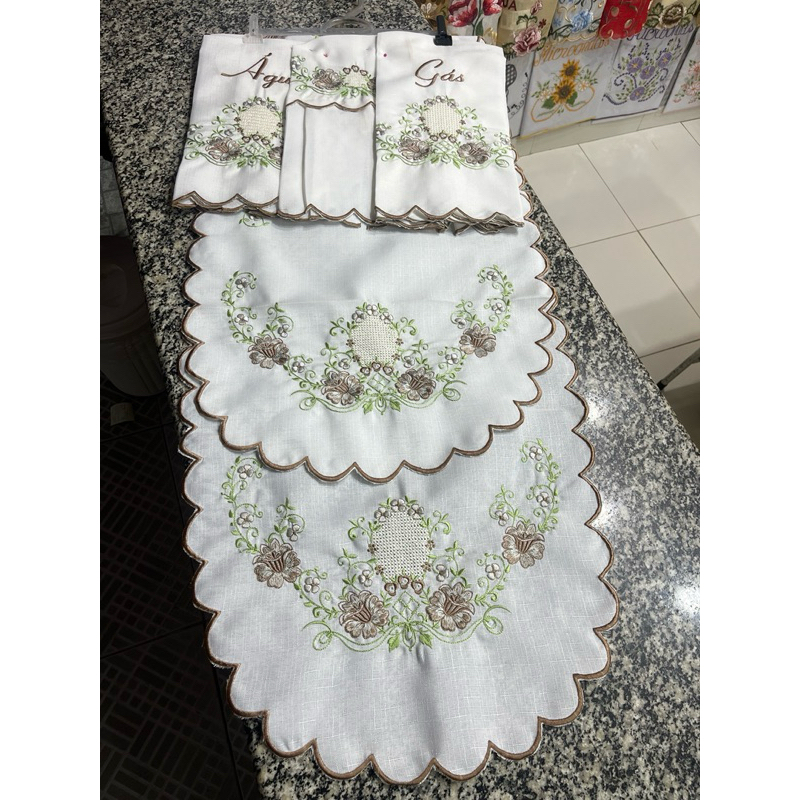 Kit de Cozinha Bordado com 05 peças  Passadeiras e Capas para Água, Liquidificador e Gás em Oferta na Shopee