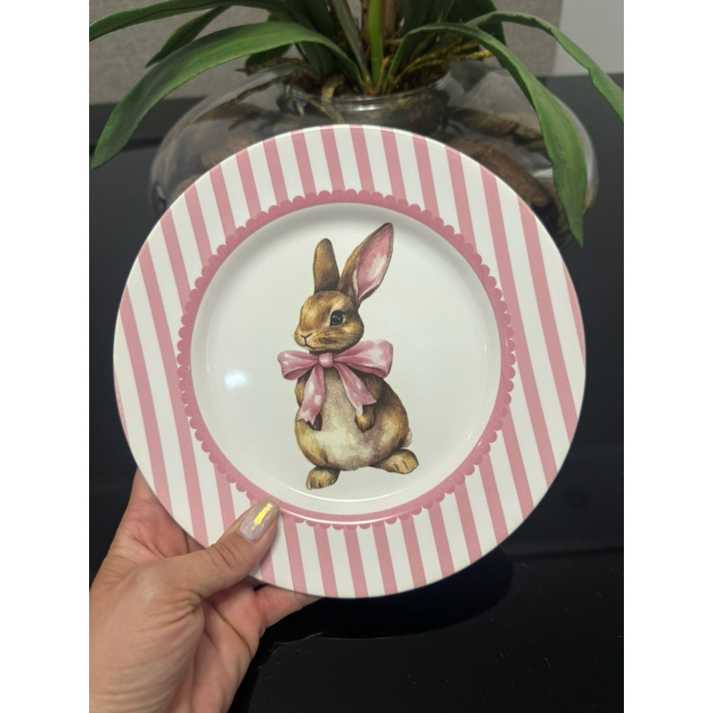 Prato de Sobremesa em Cerâmica Coelho Páscoa Pintado a Mão 2ª Linha