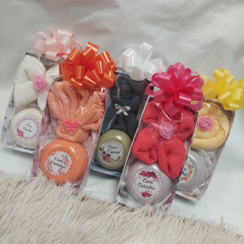 Lembrancinha com Toalhinha( cores sortidas) + Sabonete Natura e Avon na Caixinha.