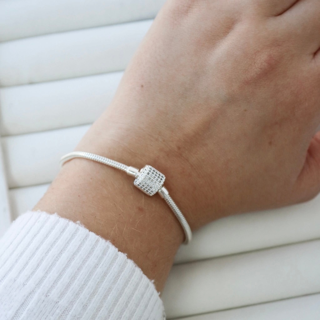 Pulseira Feminina Snake Prateada Banhada a Prata com Charm Cravejado – Semijoia com Caixa de Presente