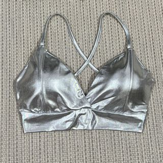 Top cropped metalizado com bojo ,amarra na costa , moda carnaval,tamanho único M  veste número 36-40 em Oferta na Shopee