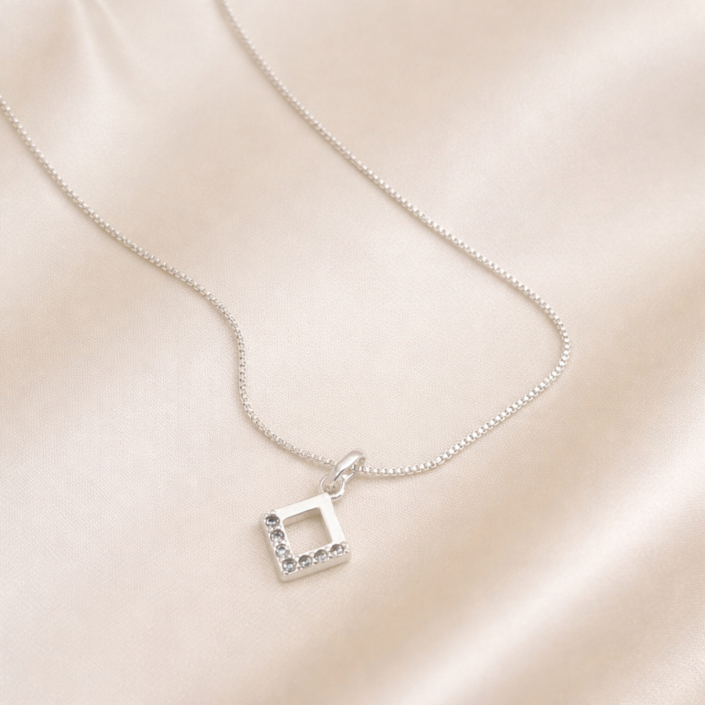 Colar Feminino Pingente Quadrado Vazado Com Zircônias Brilho Delicado Presente Folheado A Prata