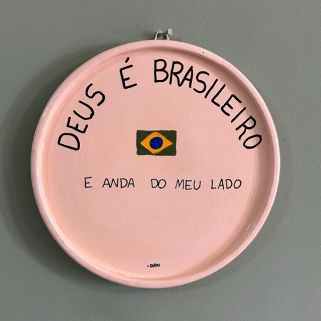Prato decorativo  para parede de argila - Deus é Brasileiro