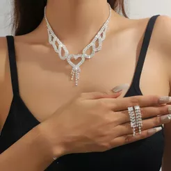 Conjunto Colar e Brincos para Noiva – Cristais Cintilantes, Design Elegante com Franjas