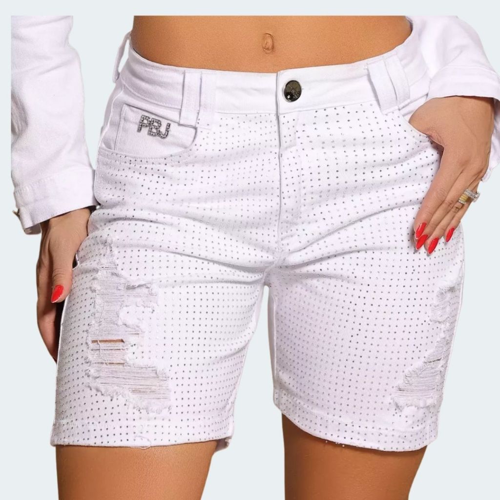 Bermuda feminina branca Meia Coxa Elegante com Pedrarias e Estilo Destroyed Pit Bull Jeans, shorts prit bull jeans.