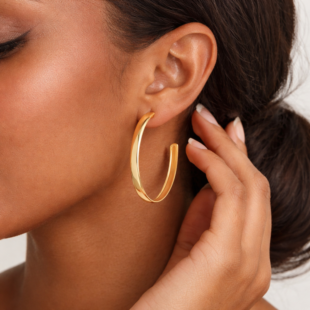 Brinco Argola Média Dourada Design Clássico e Versátil Banhada a Ouro 18K