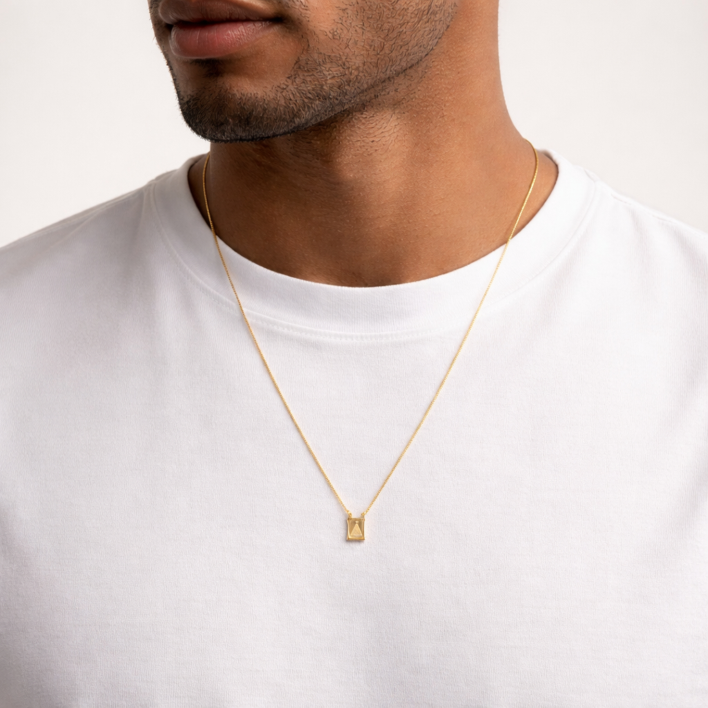 Escapulário Masculino com Pingente Retangular de Santos Católicos Banhado a Ouro 18K