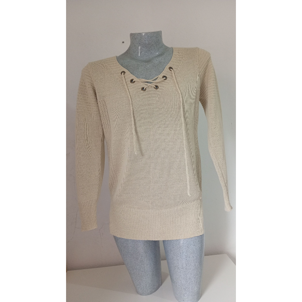 blusa de tricot com cadarço e detalhe de ilhós de cor bege - Tamanho M
