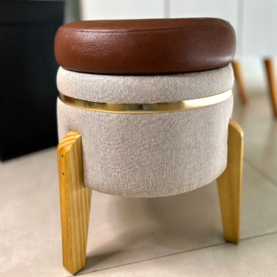 Puff Estofado Confortável Luxo Couríssimo e Linho Marrom e Bege  Para Sala Quarto Studio E Closet