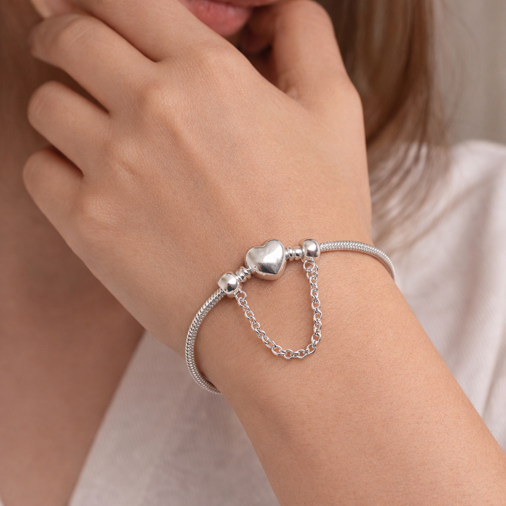 Pulseira de Prata Semijoia Feminina com Coração e Corrente de Segurança + Estojo Porta-Joias