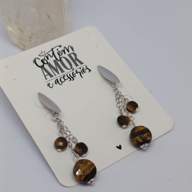 Brinco folheado ouro branco 18k pedra natural facetada olho de tigre antialérgico.