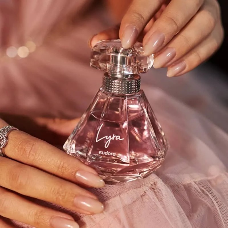 PERFUME LYRA: Alta fixação e um rastro de elegância por onde você passar.