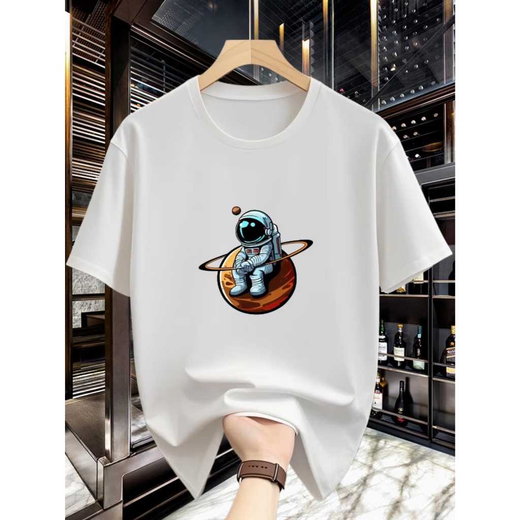 Camiseta Astronauta em planeta com arte colorida t-shirt estampa pop casual criativa 100% algodão confortável
