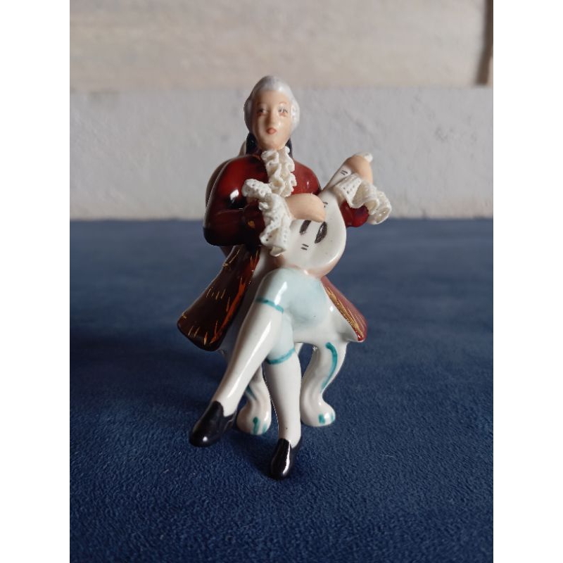 Antiga Mini Escultura Cavalheiro Músico em Porcelana 8cm