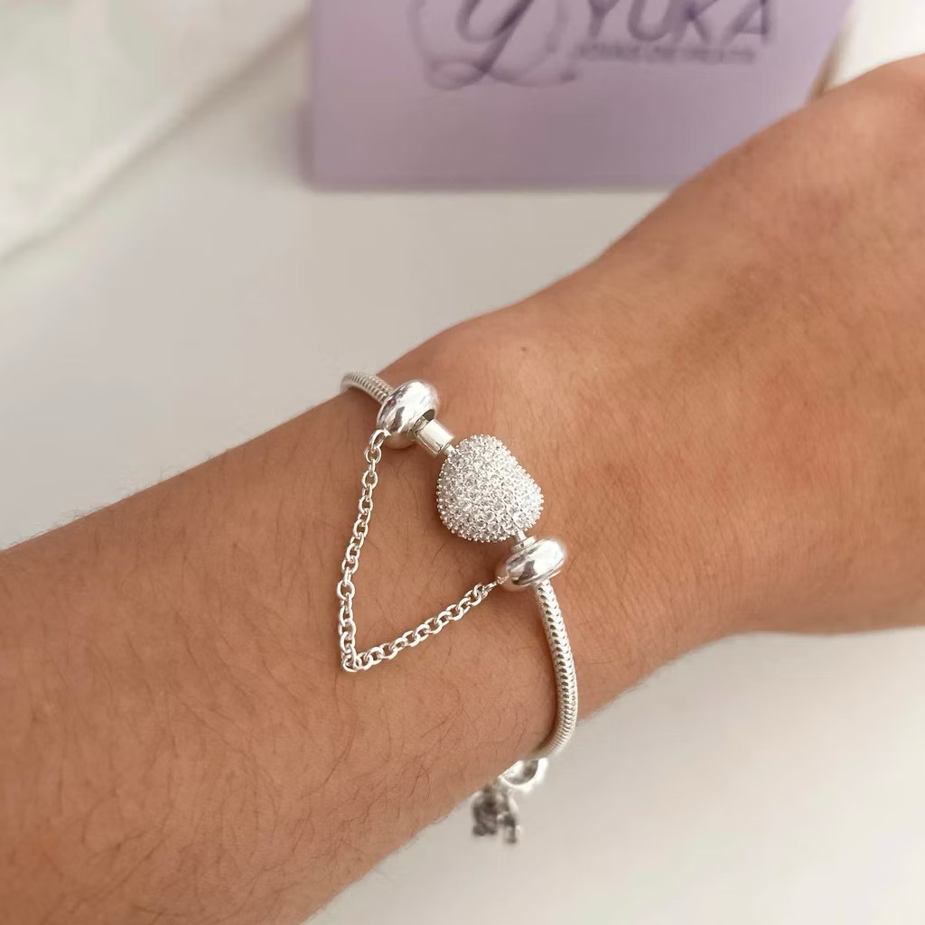 Pulseira Feminina Semijoia Banhada a Prata com Coração Cravejado e Corrente de Segurança